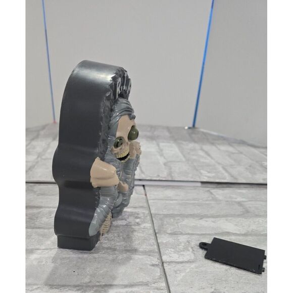 Halloween RIP‎ Tombstone Graveyard Headstone Eye Popping Laughing - Picture 7 of 9